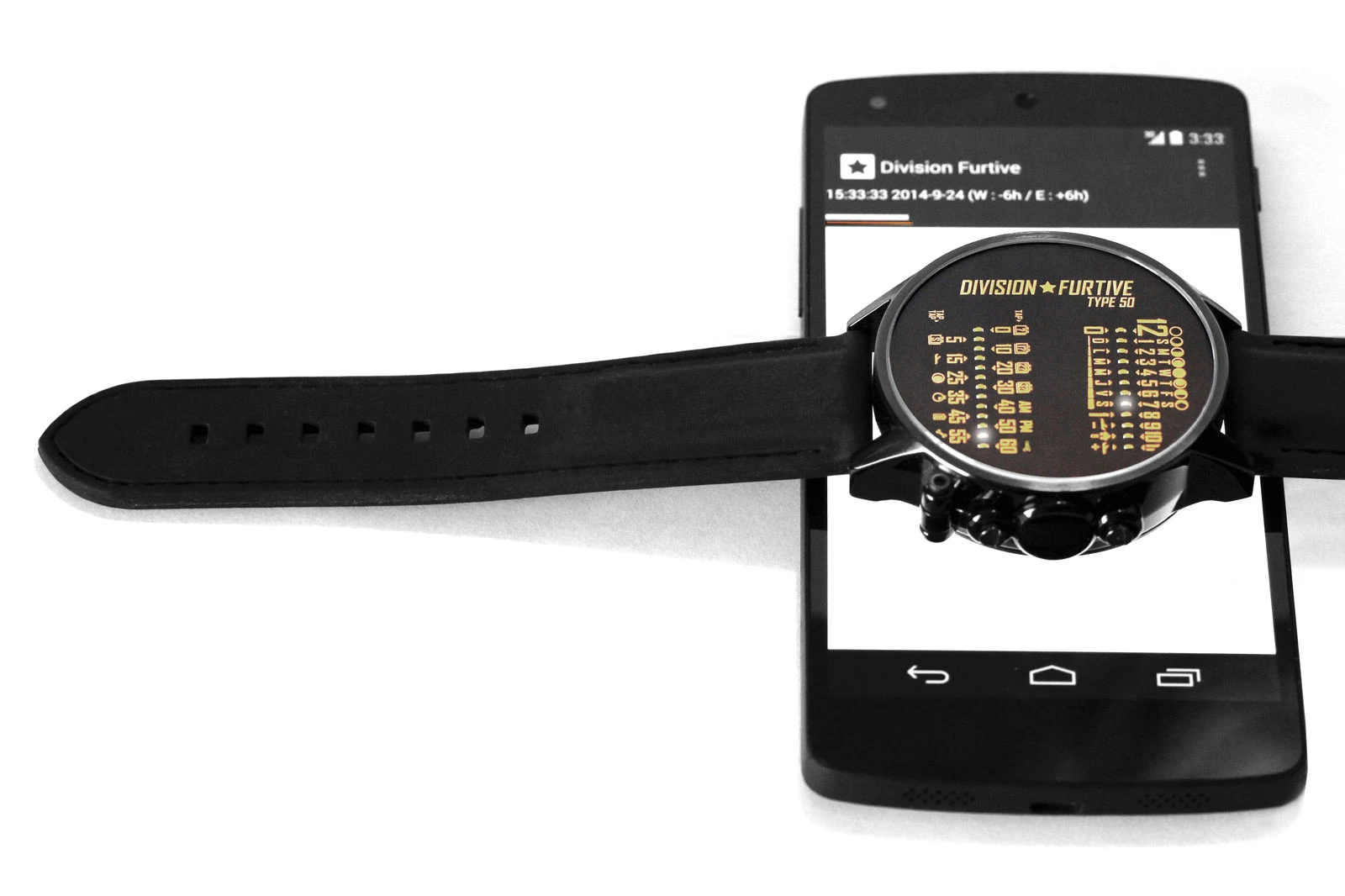 The time on the Type 50 is set using light pulses emitted via the Design Furtive website