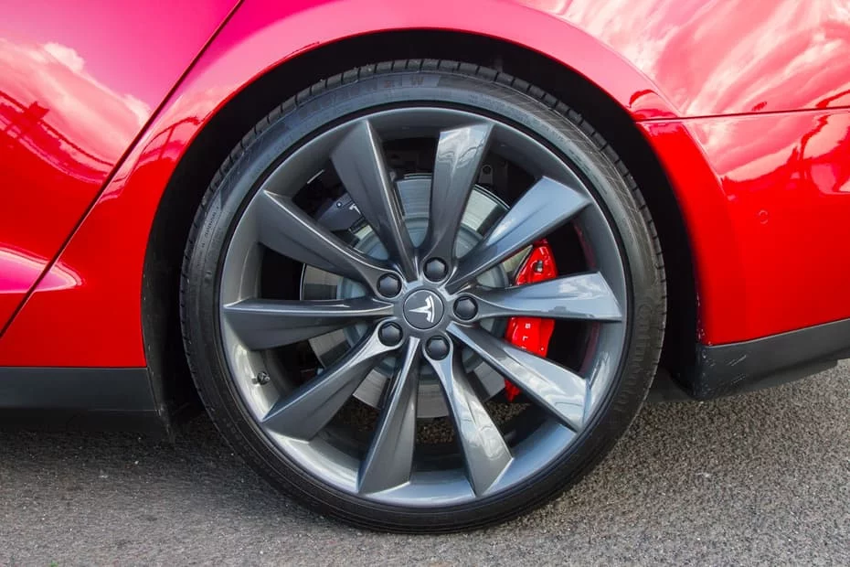 The Model S P90D is fitted with motors on the front and rear wheels. As well as better traction, that means crazy acceleration