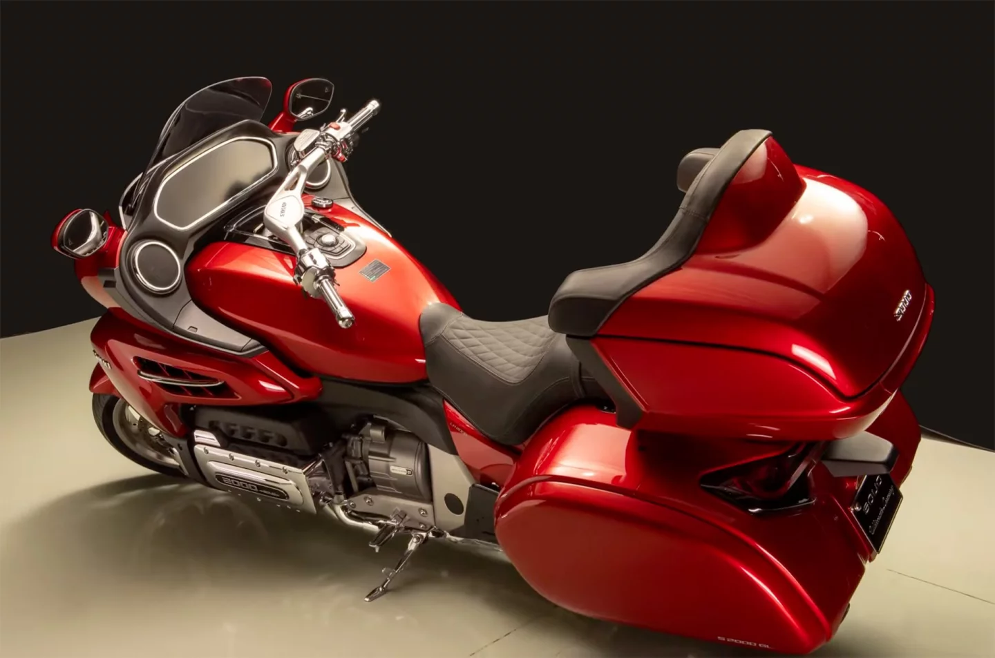 Souo's first motorcycle has a 4-valve, quad-cam, horizontally-opposed, eight-cylinder, two-liter engine