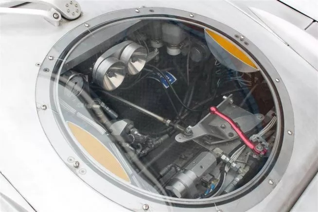 Mr. M. Witt designed and built the car from scratch in order to break the rather slapdash and anarchic-sounding Amphibious World Speed Record