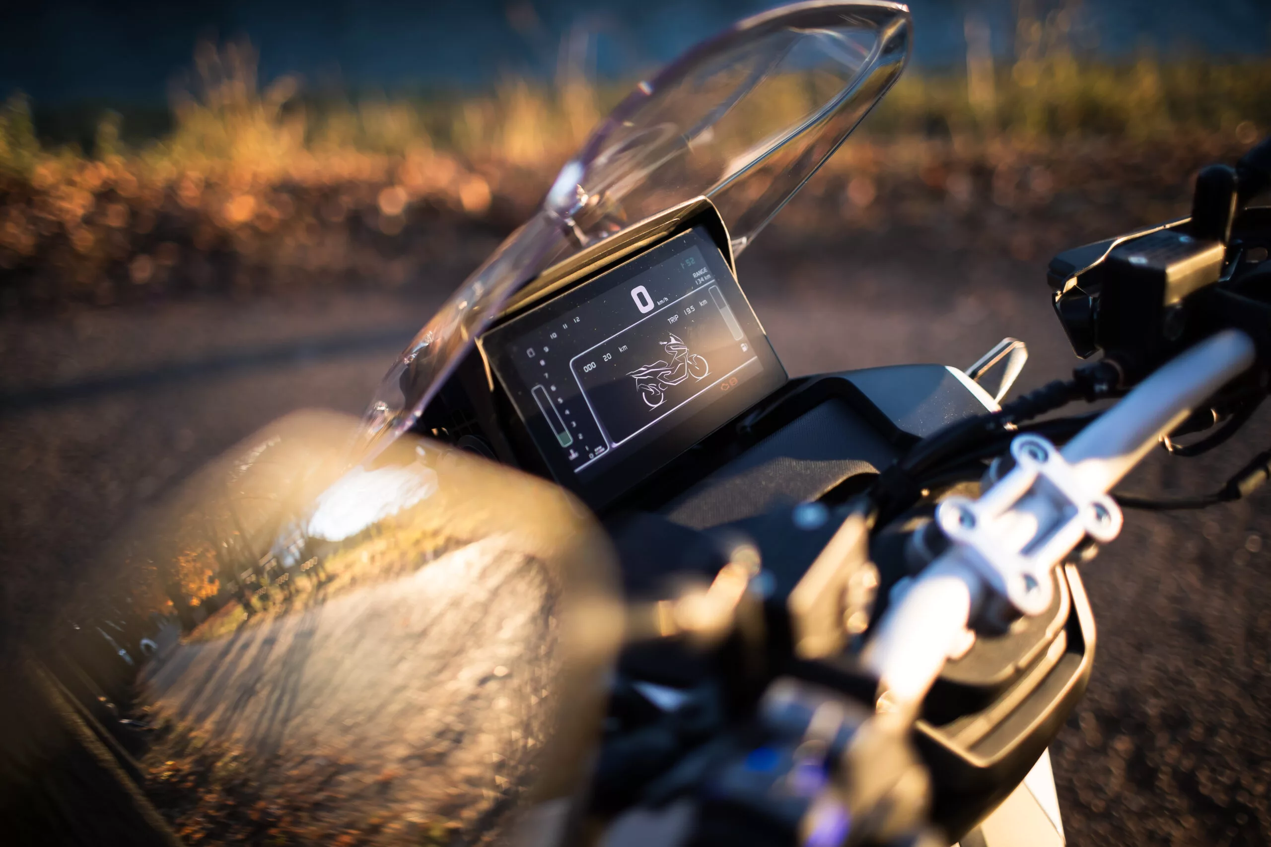 The Panthette X comes equipped with ABS, a 7-inch TFT display with connectivity and mirroring function, heated grips, an adjustable windscreen, a tire pressure monitoring system, hand guards, and a protection bar