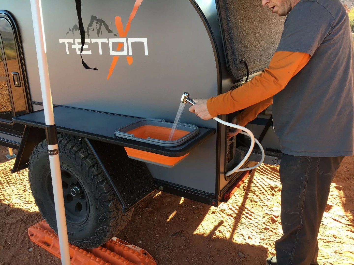 TetonX offers a simple sink solution: a sprayer hose with collapsible basin, 12V pump and 7-gal water tank