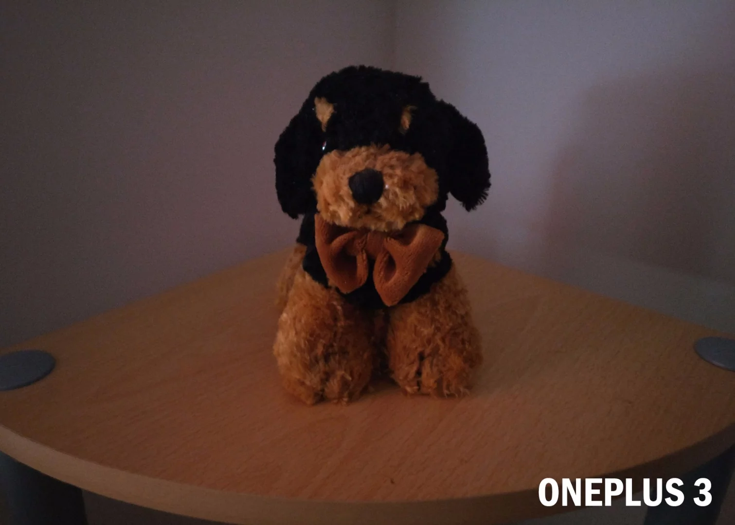 As with the outdoor shot, this room is a lot more gloomy than the OnePlus 3 makes it seem, and the results are very respectable