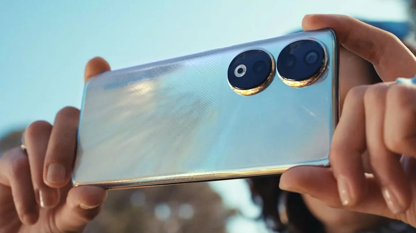 The rear camera array features a 200-MP F1.9 main camera, with a 12-MP ultra-wide and 2-MP depth sensor