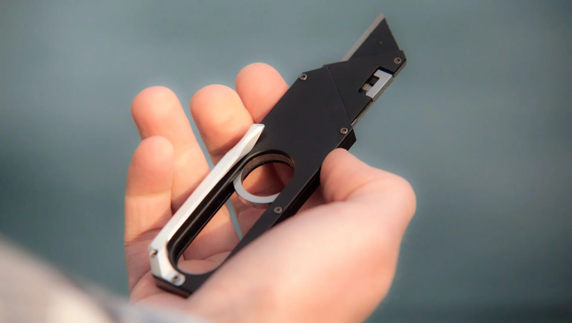 The mystery behind the mechanics of the Maker Knife seems to be no issue for the more than 3,000 folks to have backed the tool on Kickstarter