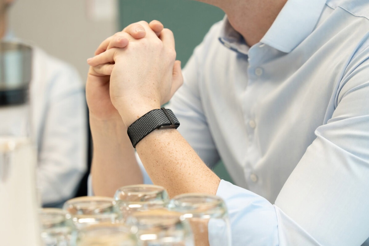 Screen-free fitness tracker brings essential feature from smartwatches