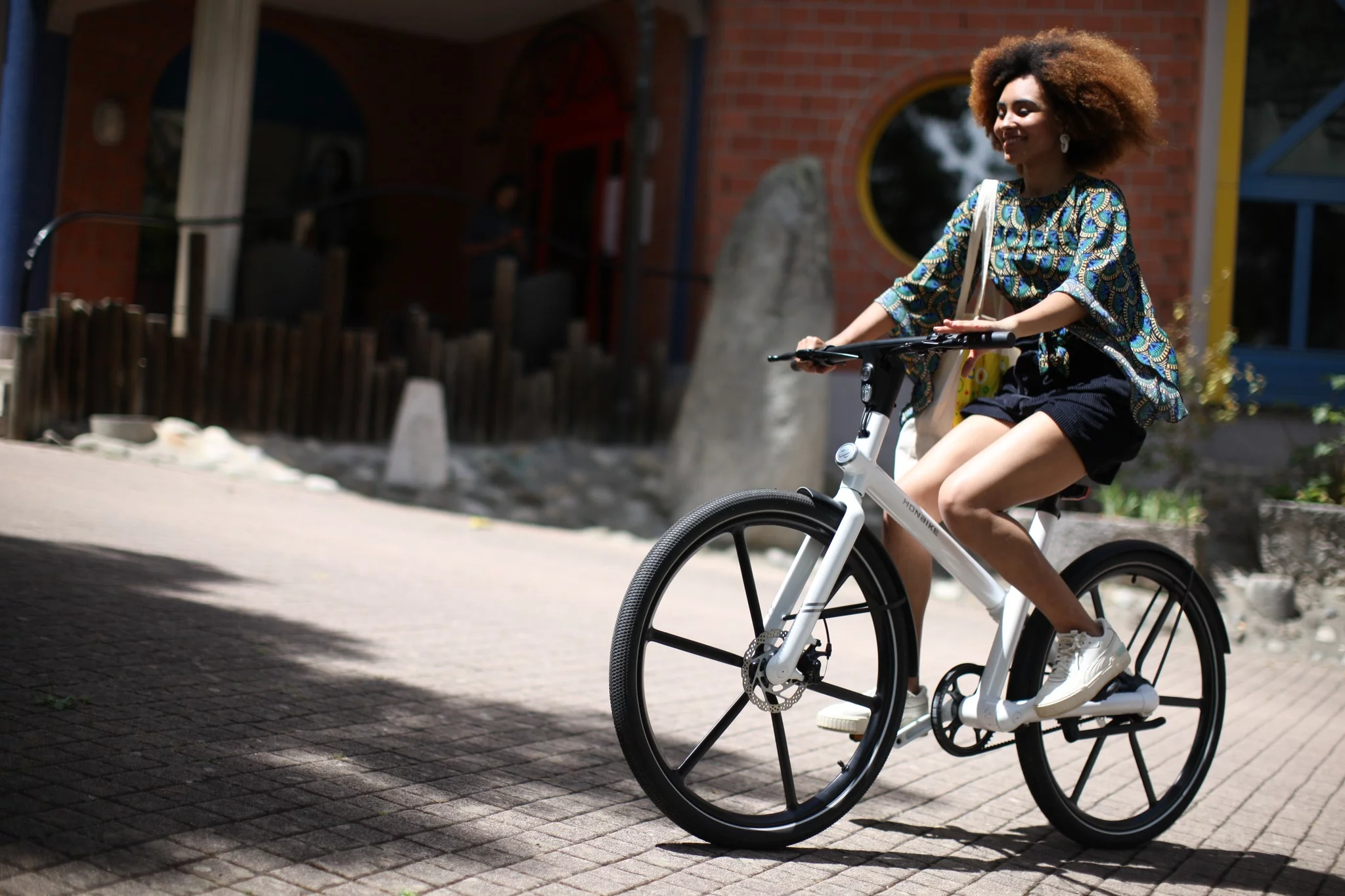 The Honbike Uni4's stunning frame promotes an upright stance for riders between 5.25 and 6.2 ft in height