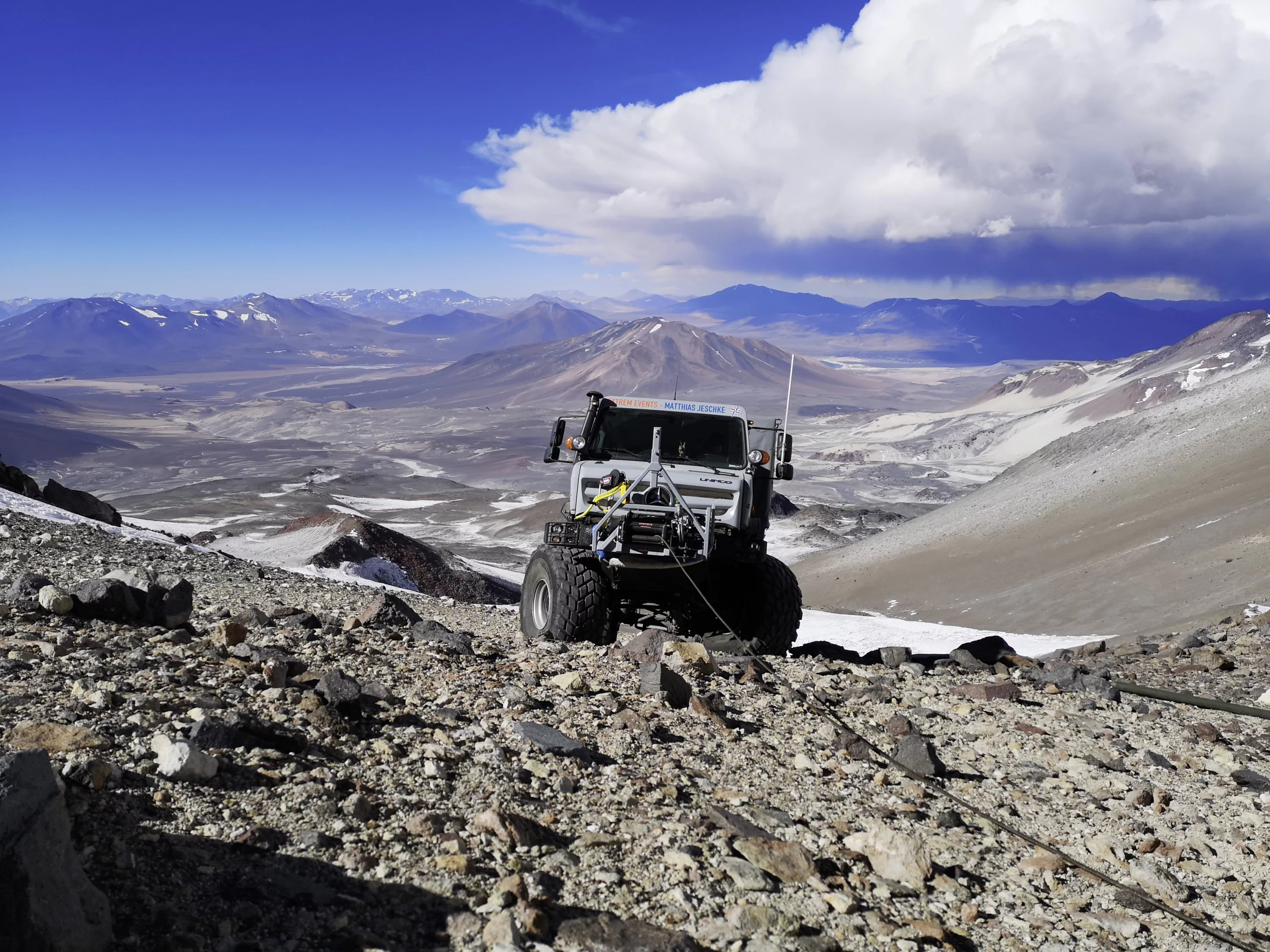A new world altitude record for wheeled vehicles: 6,694 meters