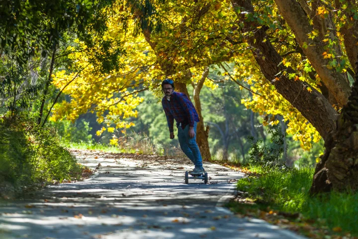 Gizmag's Nick Lavars takes the Carbon Series 2 in 1 for a spin (Photo Loz Blain/Gizmag.com)