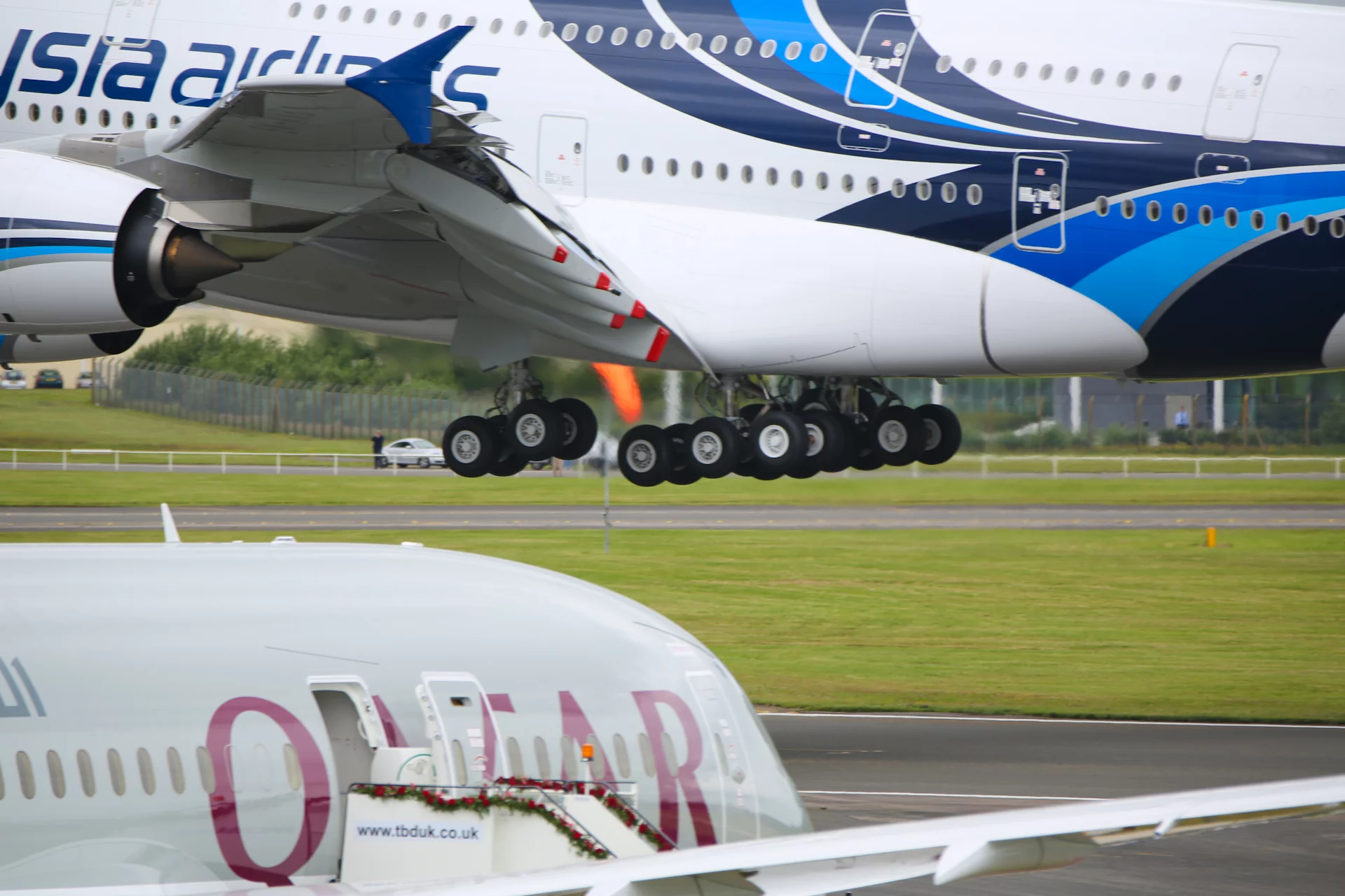 Landing gear down: Malaysia Airlines A380 with Qatar Airways 787 Dreamliner in the foreground (Photo: Gizmag)