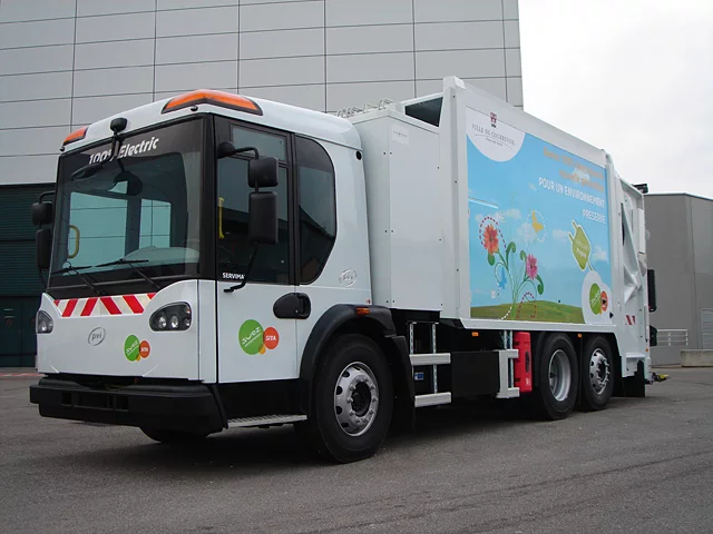 The 26-ton electric refuse truck is powered by five strings of seven interchangeable battery packs (equivalent to 250 kilowatt hours)