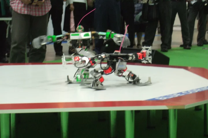 Robot wrestling: Chrome Kid and Garoo