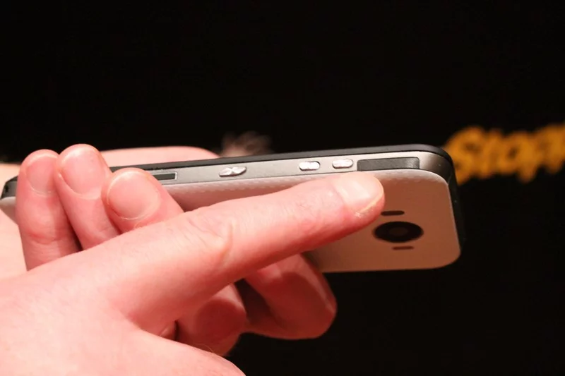 The V2 can beam media via wireless HD