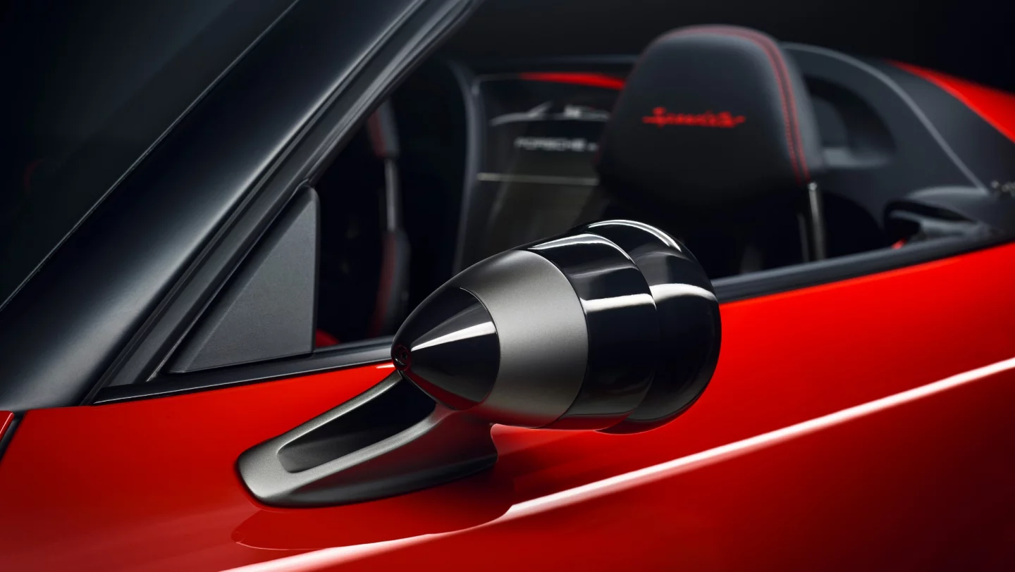 Also marking the 911 Speedster’s exterior design are "Talbot"-shaped exterior mirrors