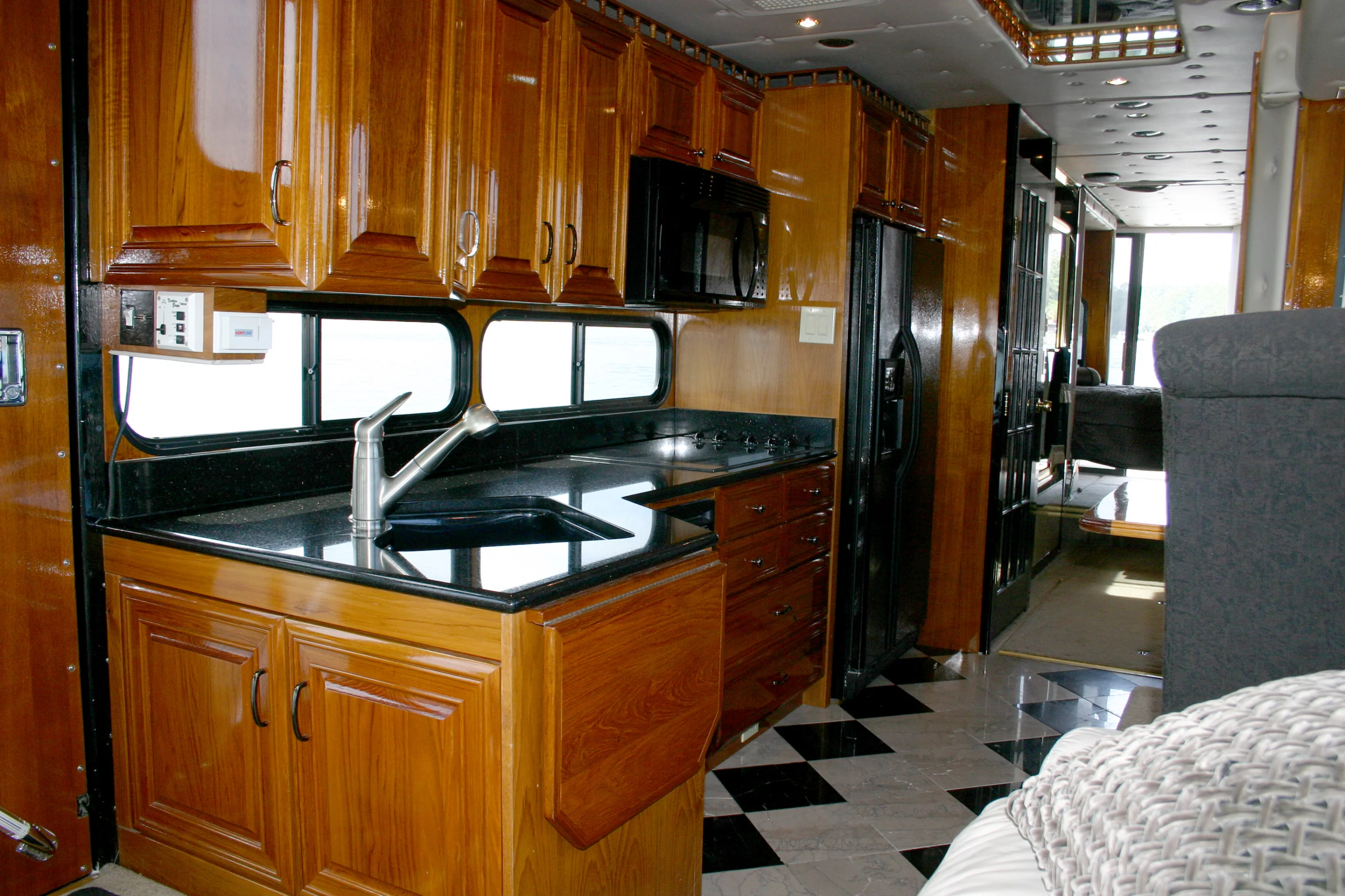 The Terra Wind is fully road capable too, happy to cruise at 80 mph on the freeway at the same time as crusiing waterways, lakes and seven knots (8 mph) on the water.