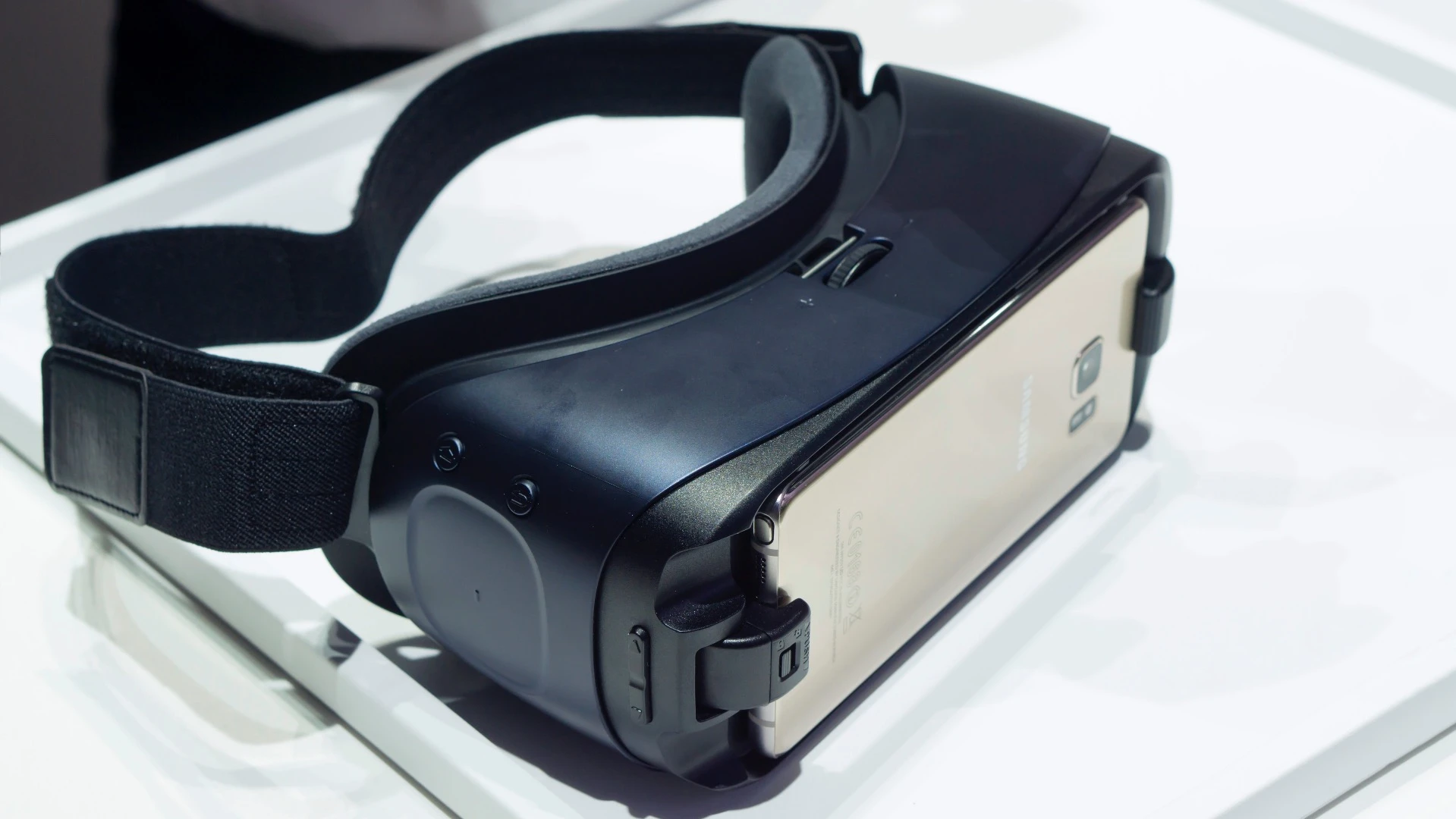New Atlas goes hands-on with the slightly updated late 2016 Gear VR