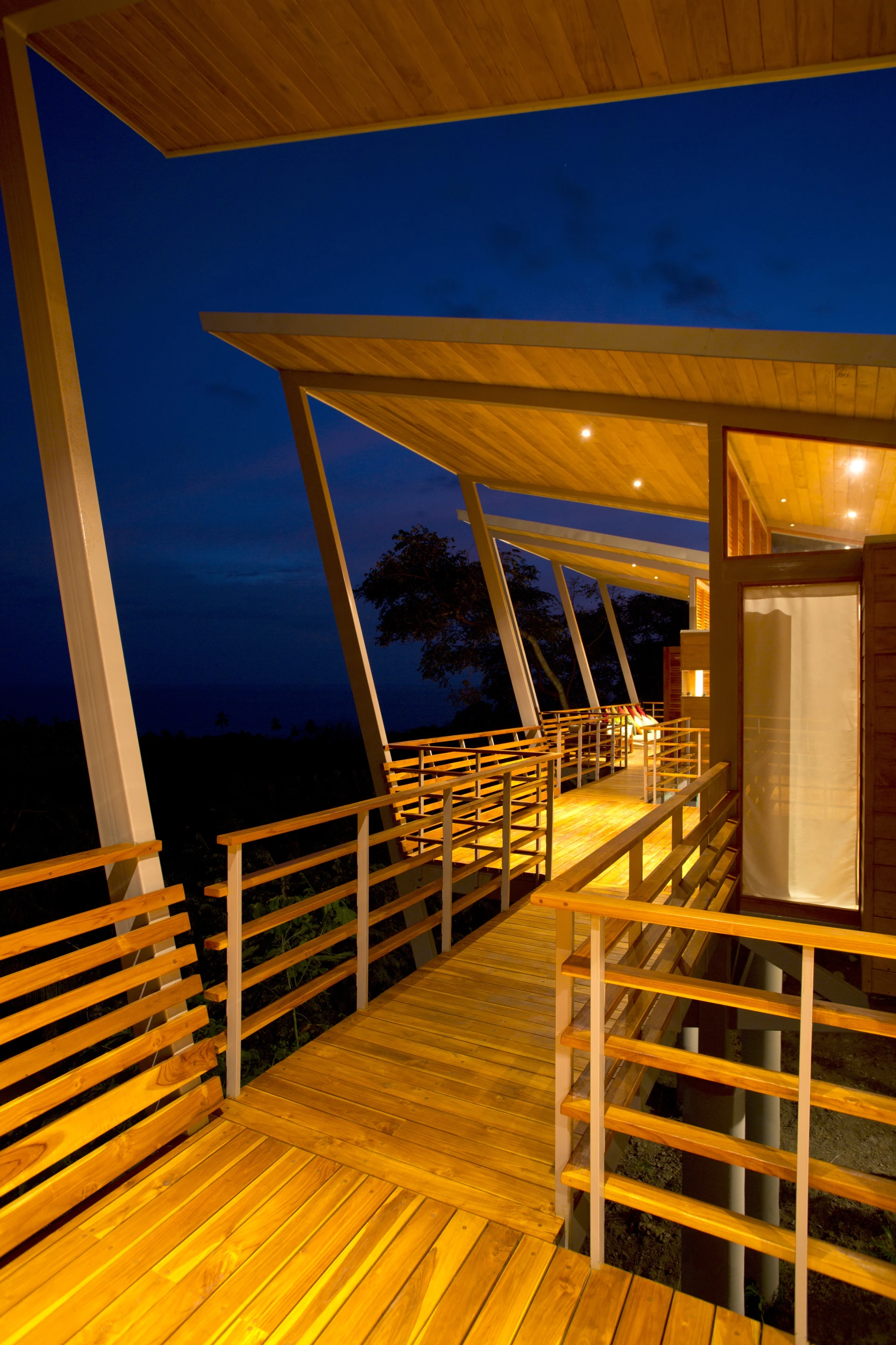 Casa Flotanta is located in Playa Saint Teresa, Costa Rica (Photo: Benjamin Garcia Saxe Architecture)
