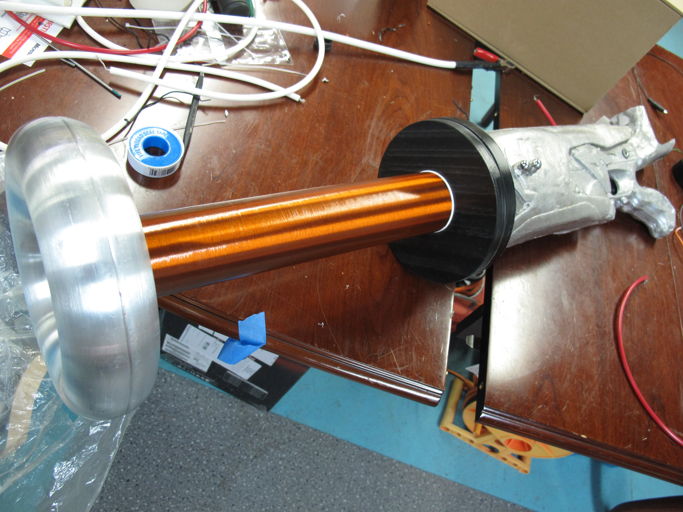 Assembled and ready for action - a battery-powered ZVS driver circuit drives a flyback transformer that ups the original 18V to somewhere around the 20,000V mark