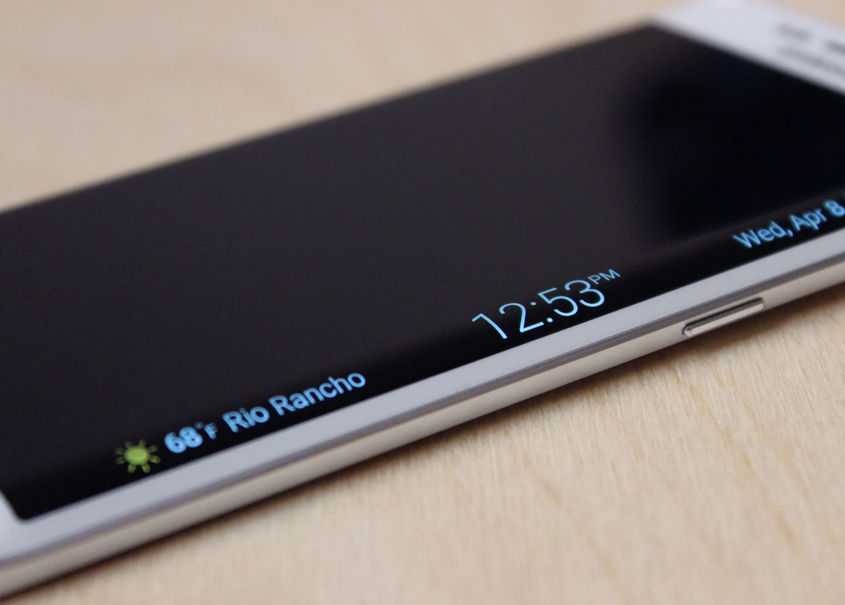 You can (optionally) view notification info, like time, weather and news feeds on the Edge Screen while your phone is sleeping (Photo: Will Shanklin/Gizmag.com)