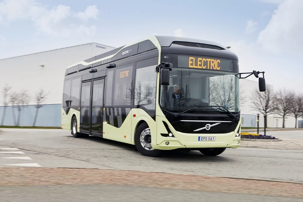 The new bus route 55 in Gothenburg will feature three all-electric buses and seven electric-hybrid buses