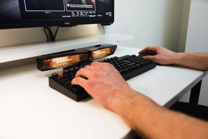 The Envavo Heatbuff is an infrared hand-warmer that doesn't heat up the device itself or the keyboard