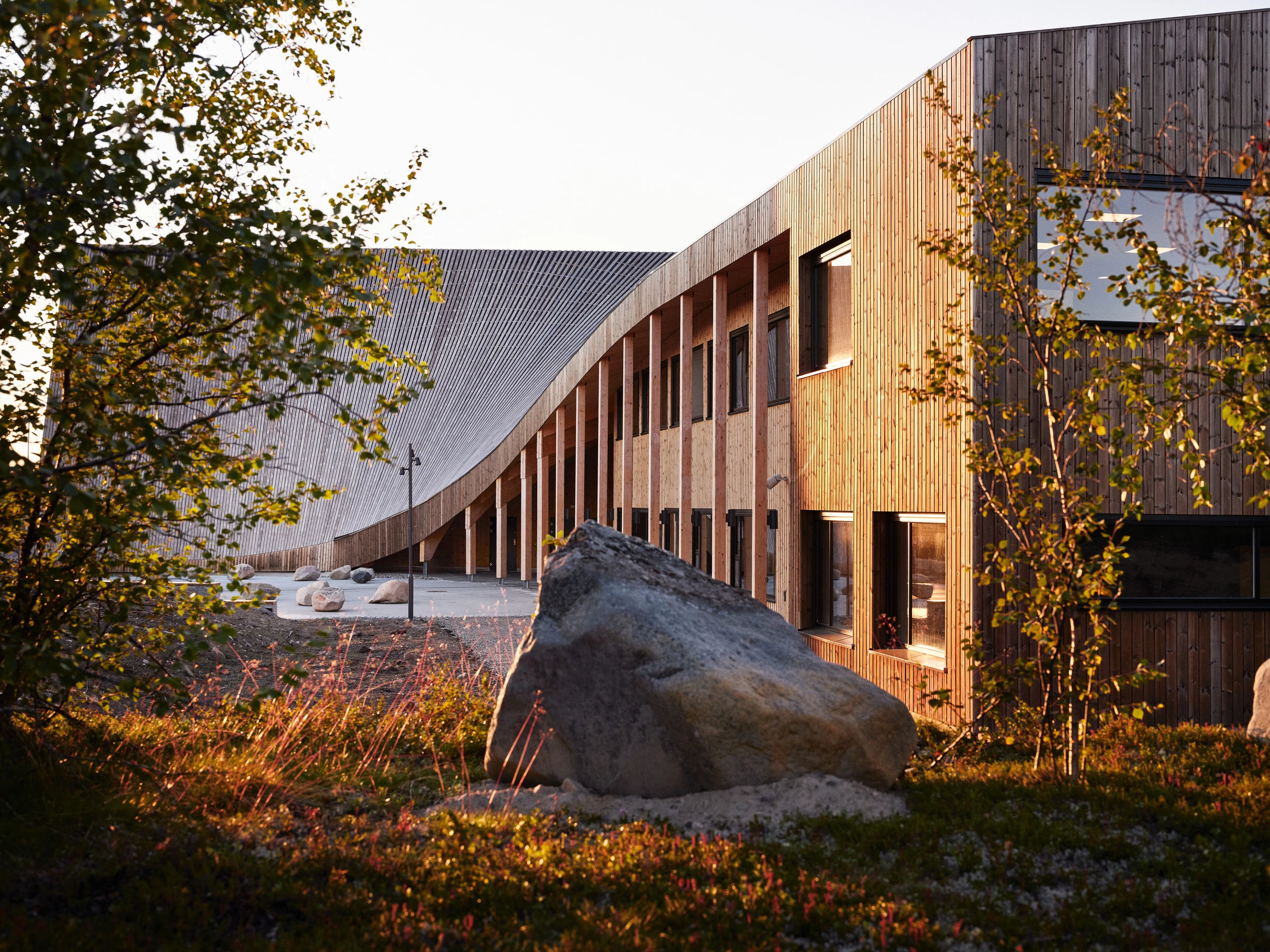 Čoarvemátta is primarily constructed from wood and its surrounding greenery aims to recreate the natural landscape