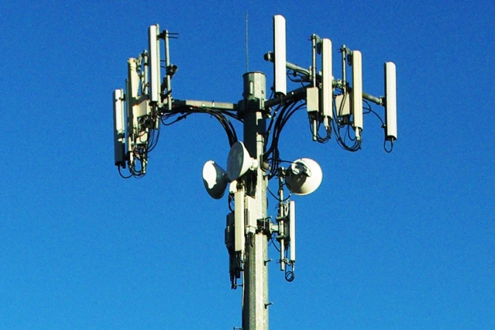 A mobile phone tower provides 3G broadband access to those without a direct Internet connection (Image: Aboutmovies via Wikipedia Commons)