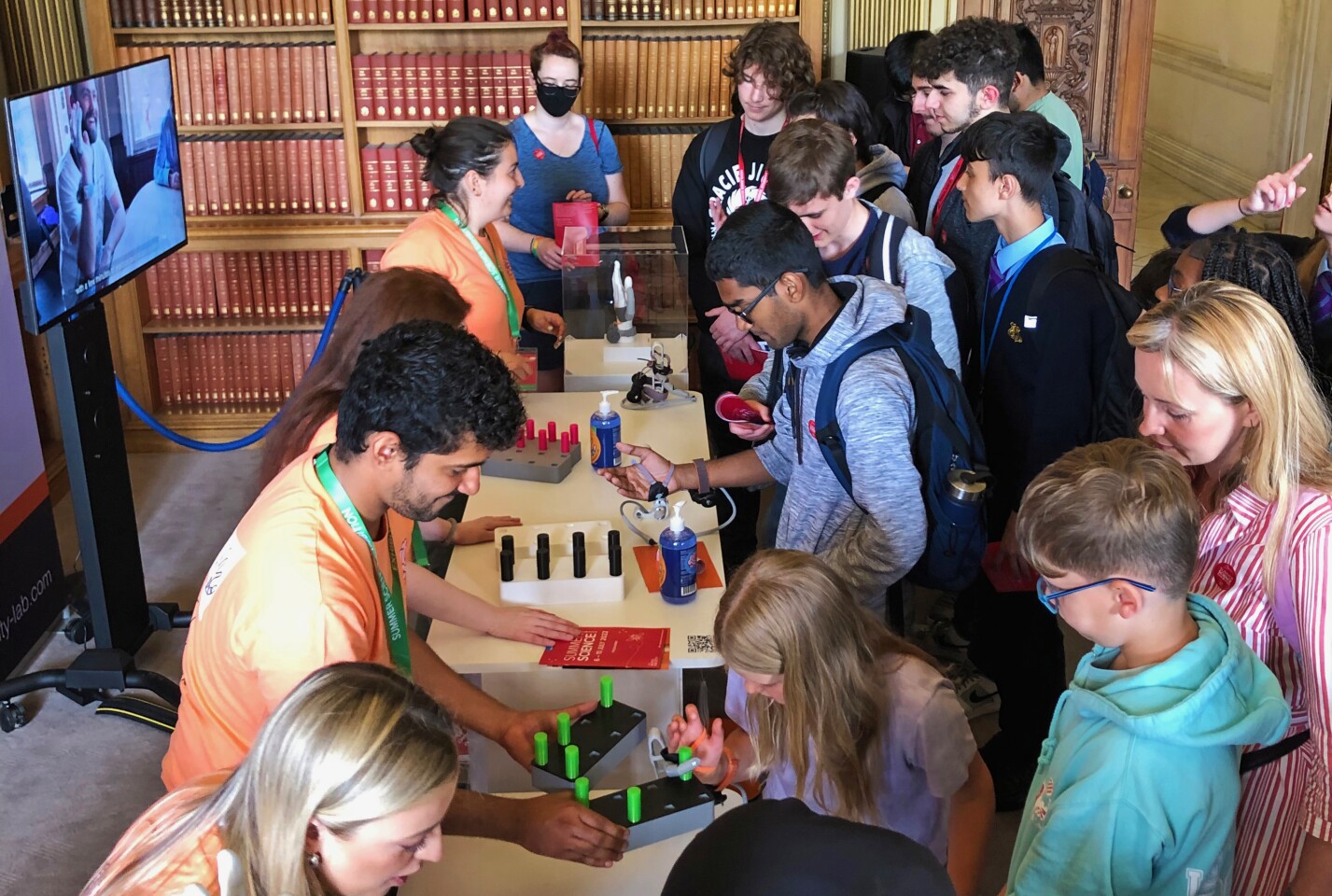 Membros do público experimentam o Thumb, na Royal Society Summer Science Exhibition