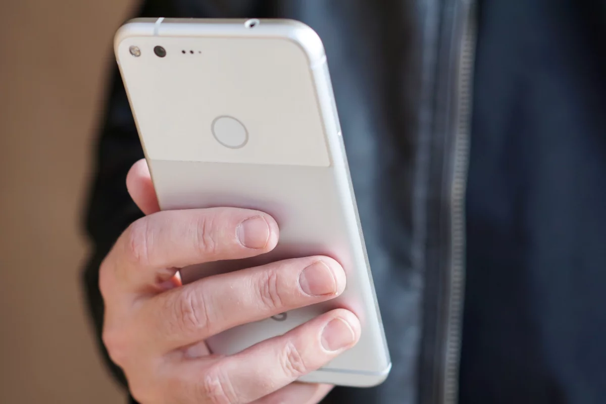 New Atlas reviews the Google Pixel XL, which marks a more iPhone-like approach from Google