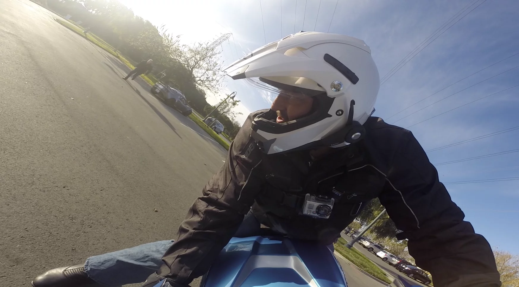 The Lightning LS-218: Loz nearly drops the bike, Lightning CEO Richard Hatfield sprints to help save it (Photo: Loz Blain/Gizmag.com)