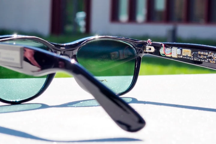 The lenses power a microprocessor, two sensors and two displays