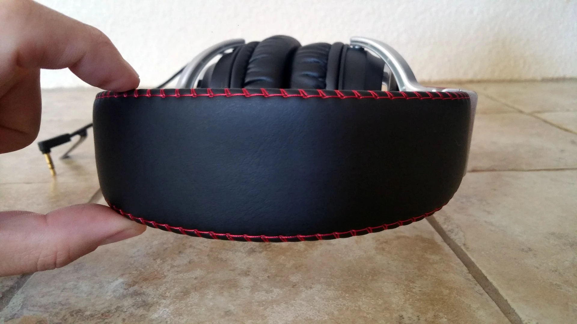 Despite the most meager of padding, the wide headband on the Bravo headphones is surprisingly comfortable
