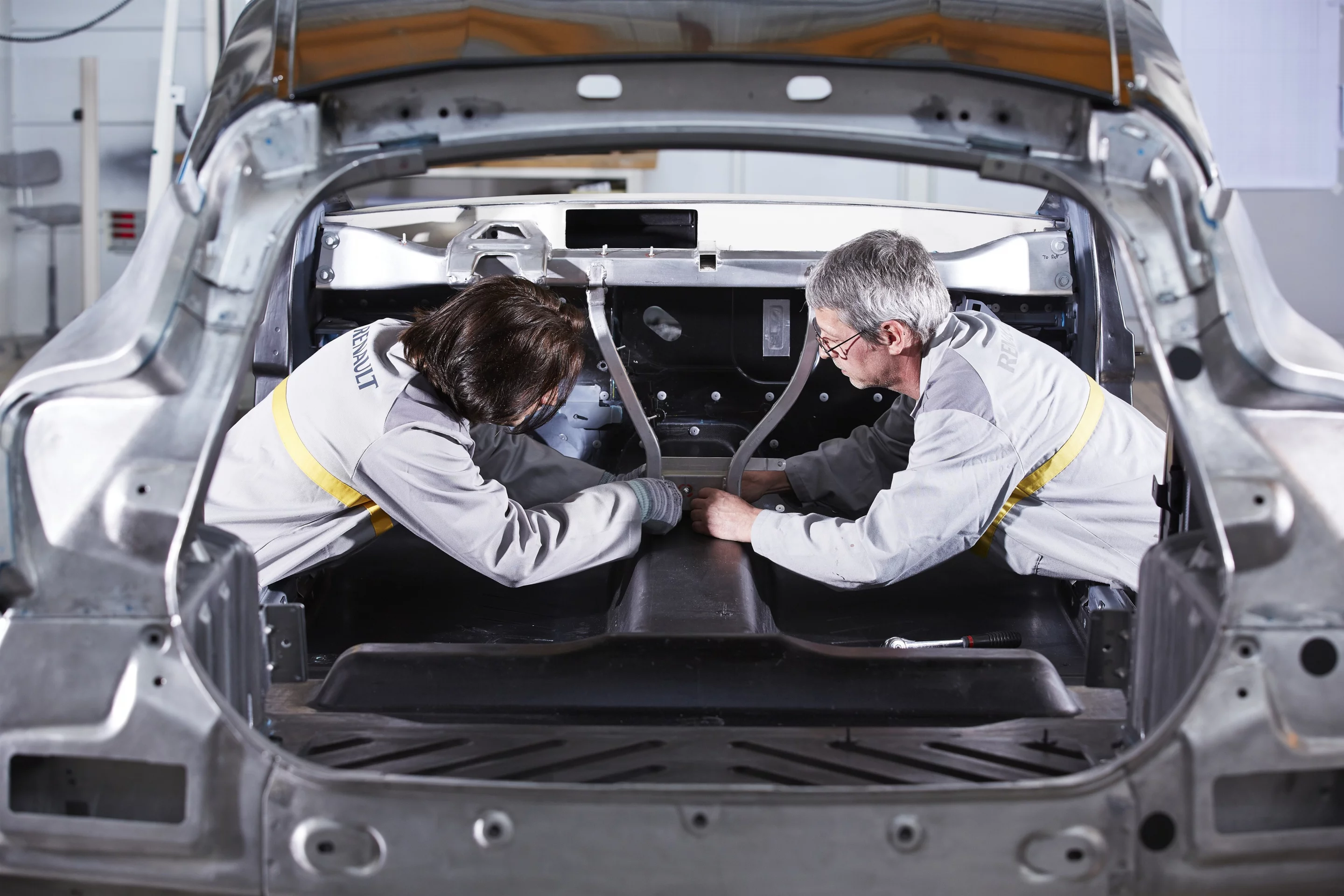 Renault uses lightweight materials like aluminum, composites and magnesium in building the EOLAB