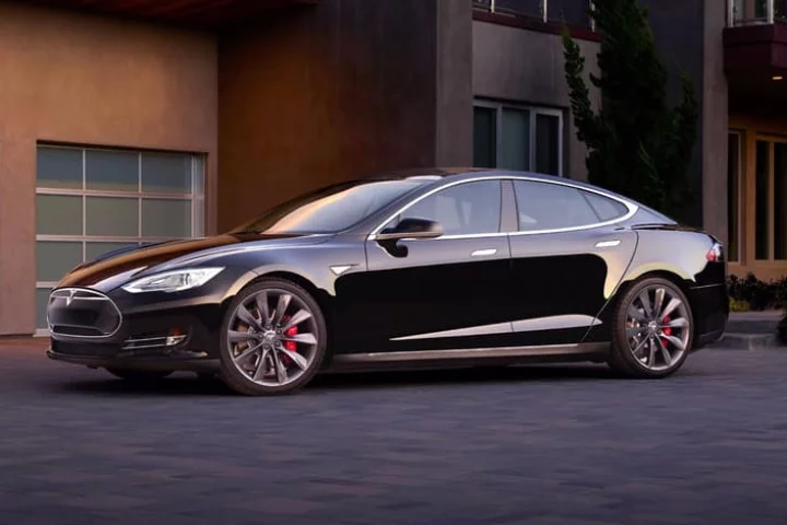 Tesla Model S owners now have autosummon capability
