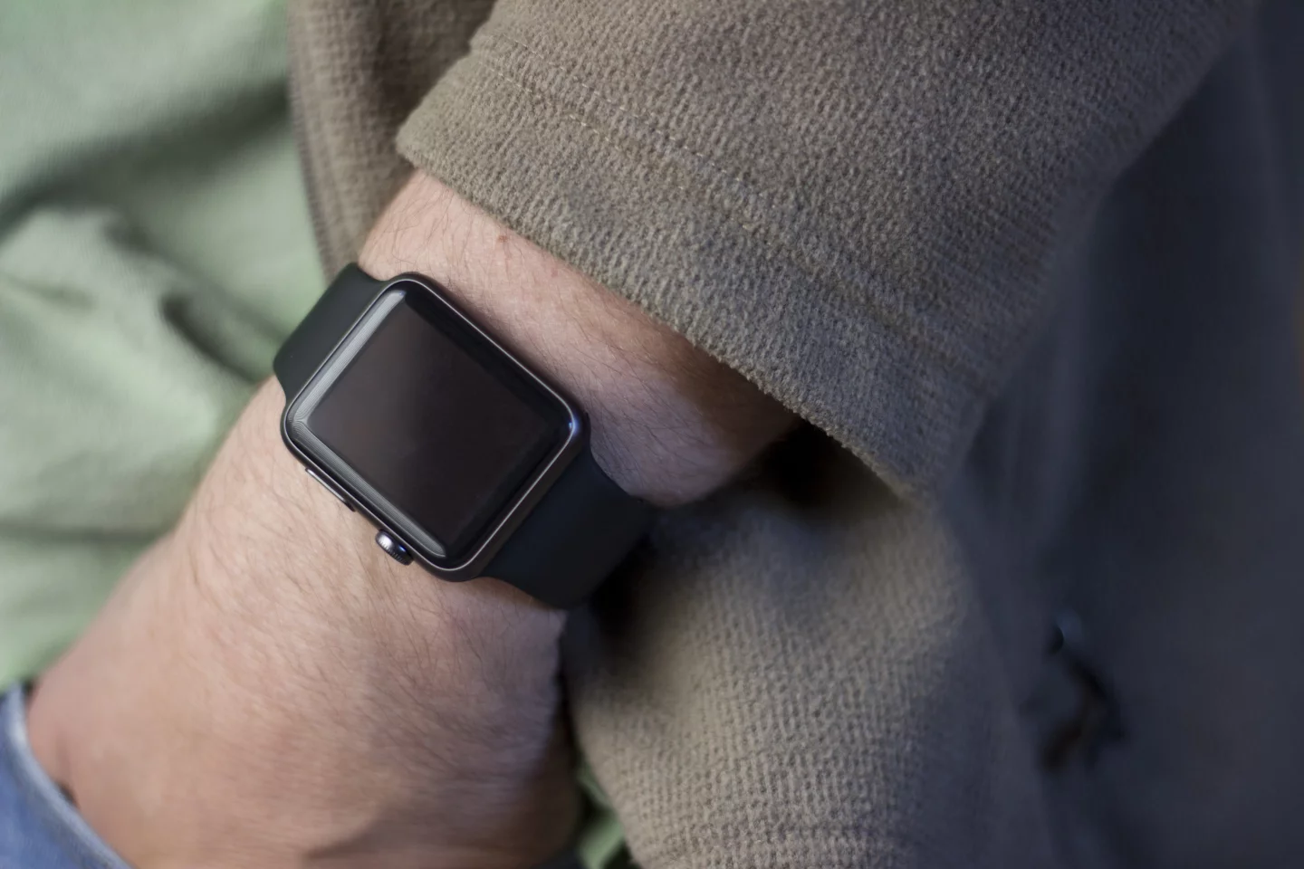 The Apple Watch's screen stays off until you lift your wrist to look at it (or tap to turn it on) (Photo: Will Shanklin/Gizmag.com)