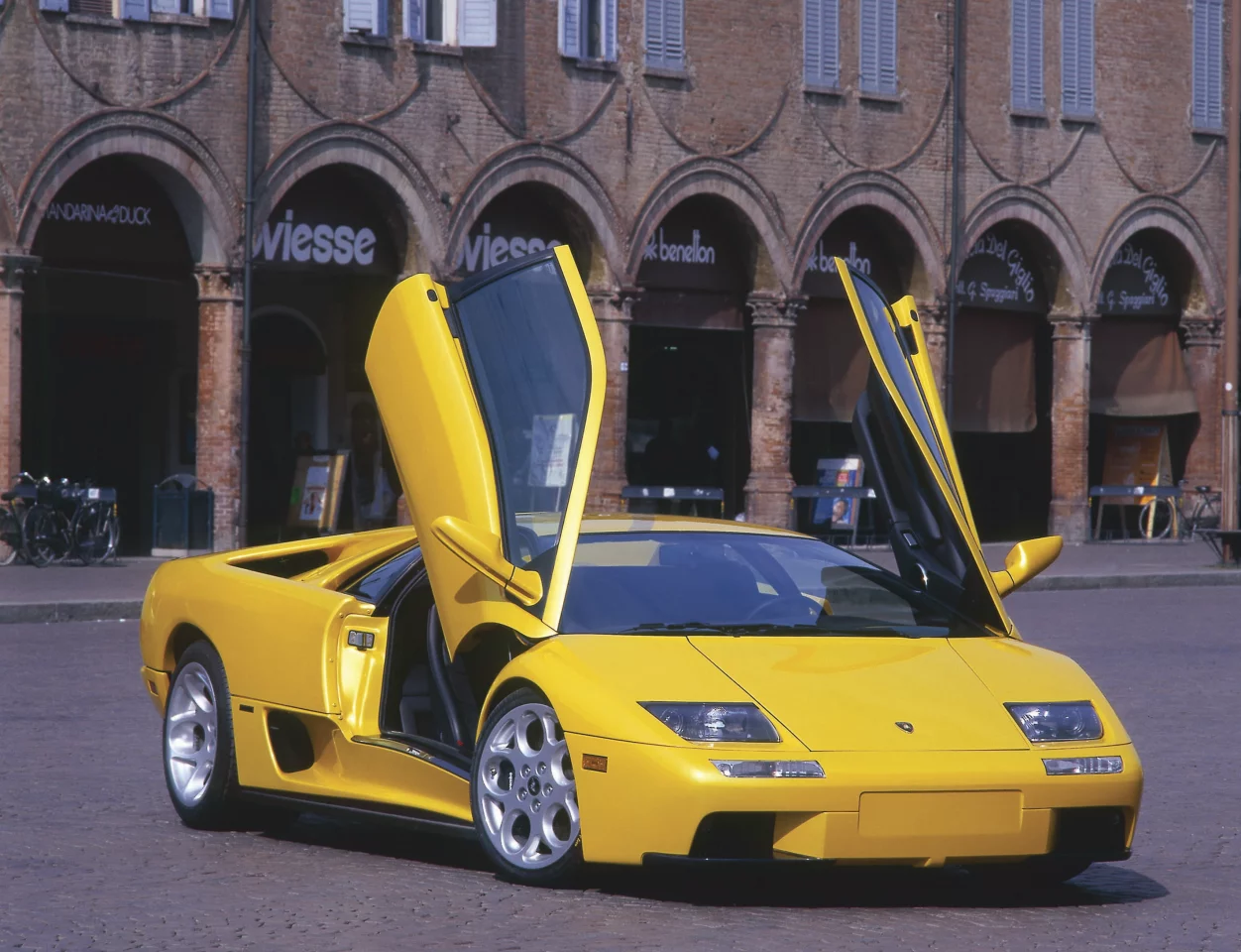 los Diablo (1993–2000) featured a 5.7-litre mid-mounted V12 developing 492 hp and a top speed of 325 km/h (202 mph) ... 529 were made