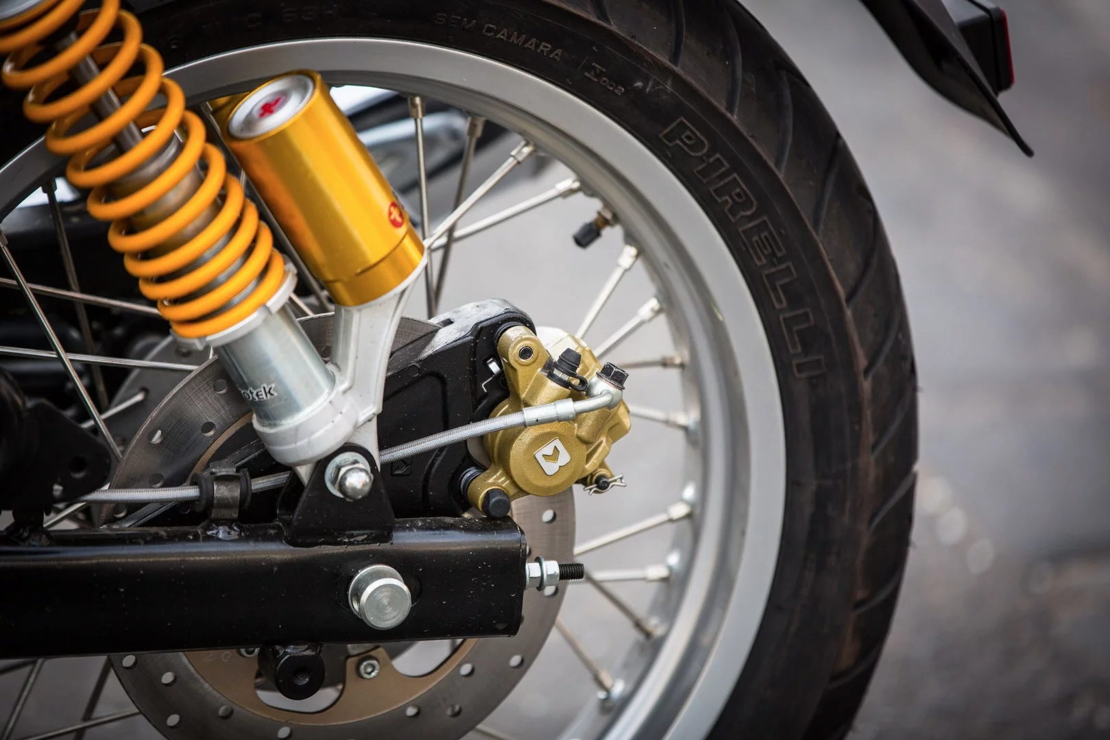 Royal Enfield's Continental GT: twin Paioli shocks. (Photo: Loz Blain/Gizmag)