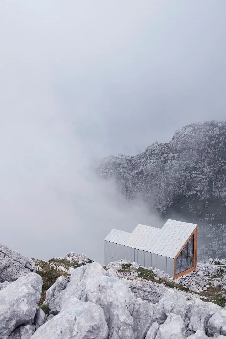 The North and North East tracks take hikers to a stunning plateau with a 1640 ft (500 m) sheer drop above the glacier