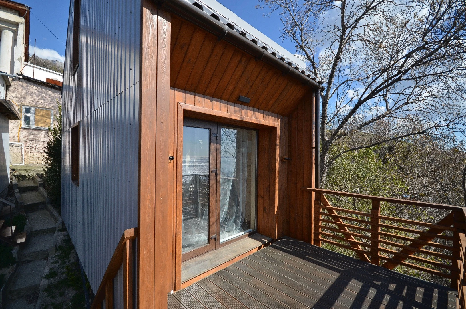The S22 features a small deck area