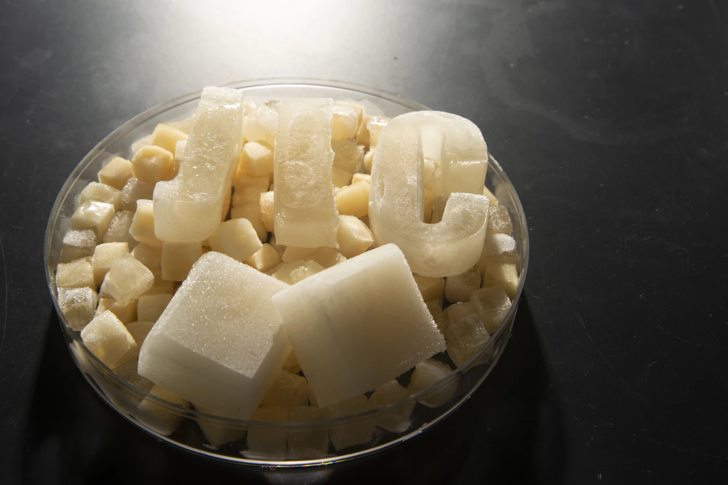 The jelly ice cubes can withstand a load of up to 22 lb (10 kg) without deforming