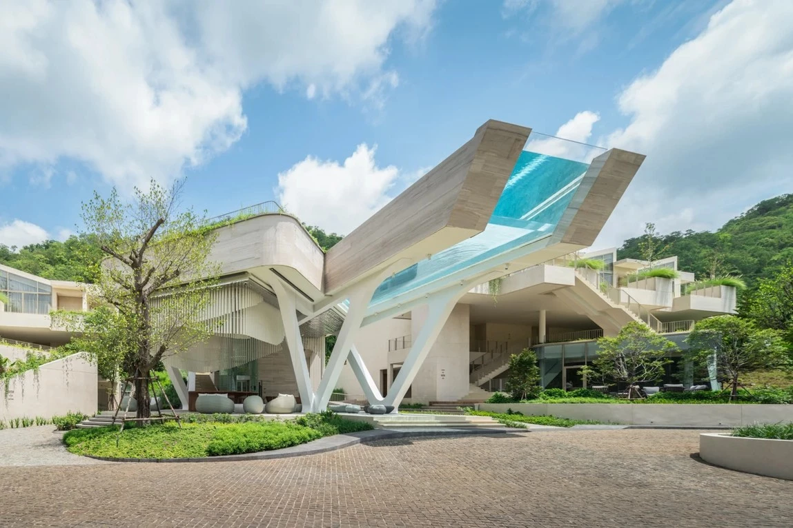 The pool has a transparent edge which makes it feel like bathers are swimming in the sky