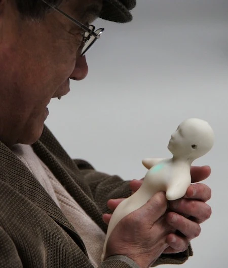 The Elfoid P1 is a combination mobile phone and mini telepresence robot, designed to give a physical presence to callers