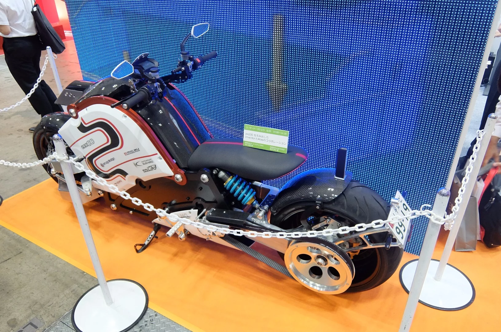 At the rear, the number plate acts as an extension of the rear mudguard