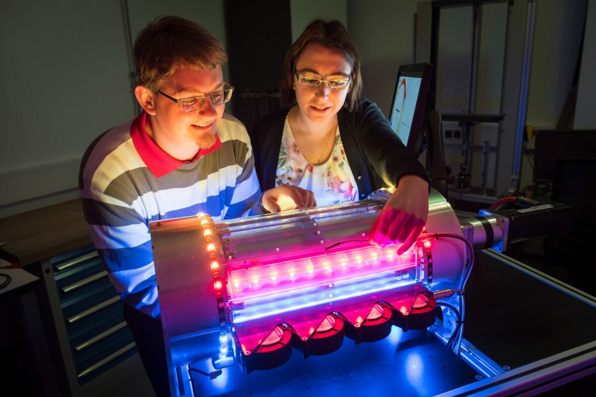 PhD students Felix Welsch and Susanne Marie Kirsch with the first machine that cools air with nickel-titanium muscles