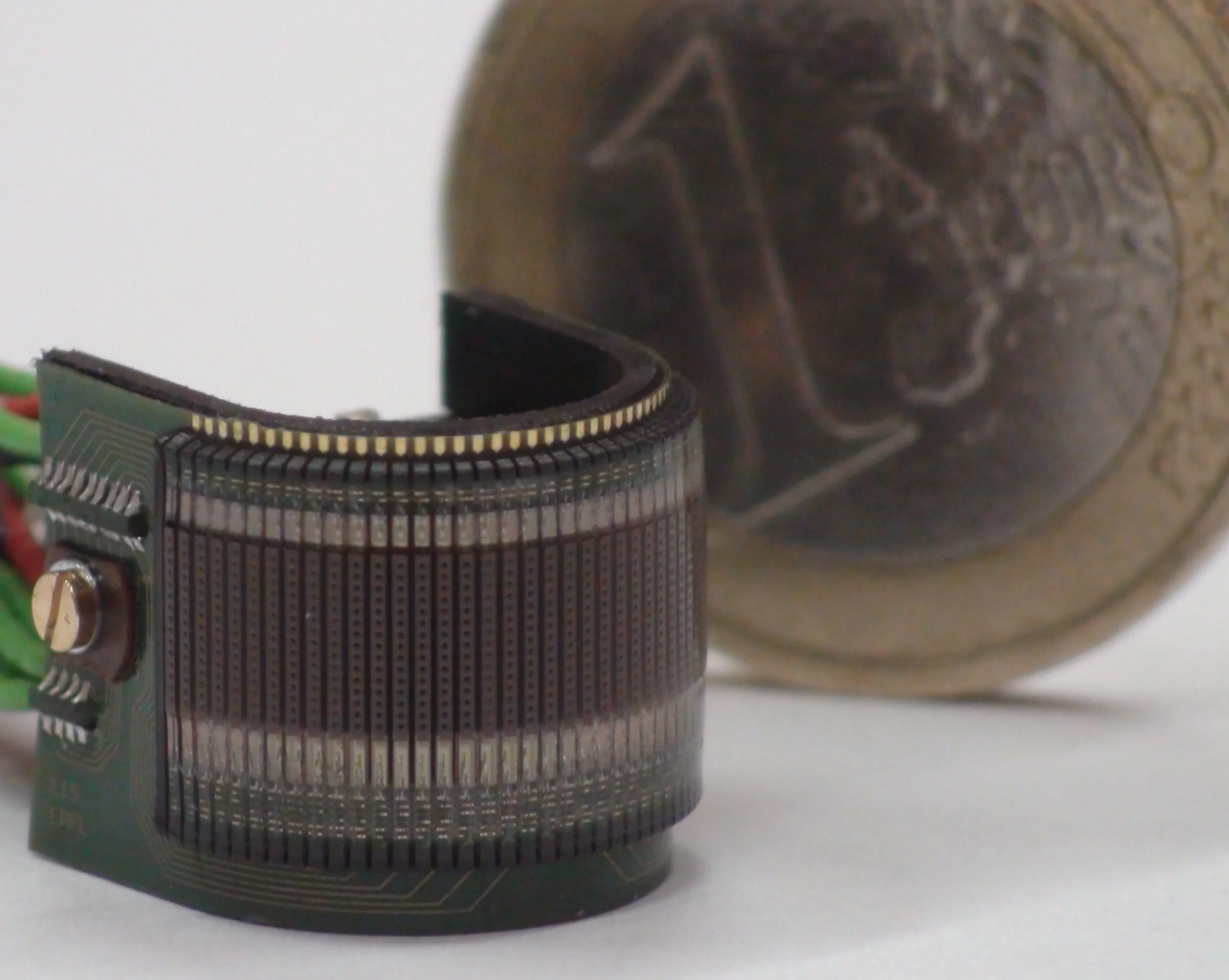 Size comparison between CurvACE and one-euro coin