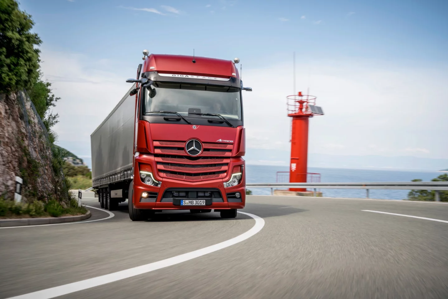 Fuel savings in the new Actros depend on operation, but up to three percent fuel consumption improvement on highways and up to five percent on country roads are possible