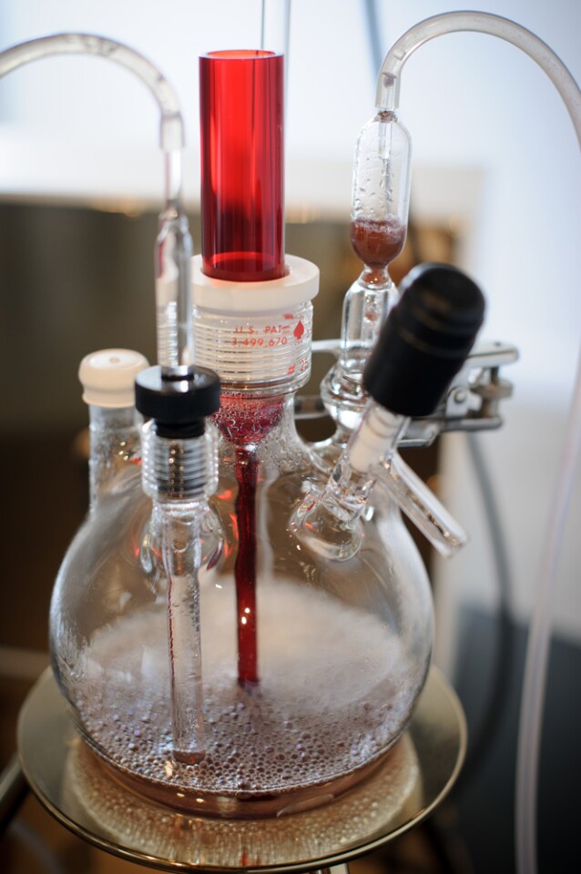 Close up of the custom glass bioreactor which creates an engineered atmosphere with the help of a gas manifold and a gas tank filled with carbon dioxide and hydrogen (Photo: Adam Brown)