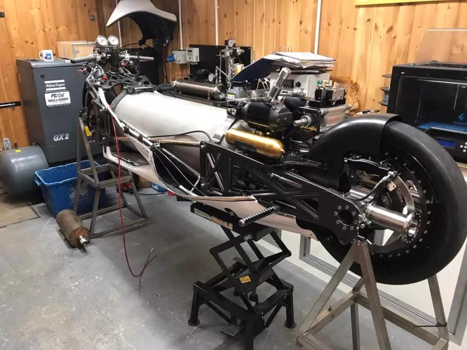 Under the bodywork, it's mainly a huge high-pressure steam cylinder