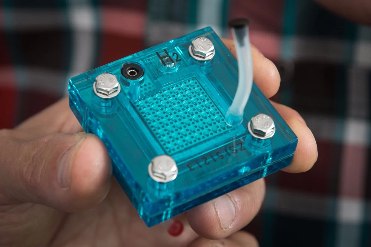 A replica of the UCLA device, which can produce both electricity and hydrogen