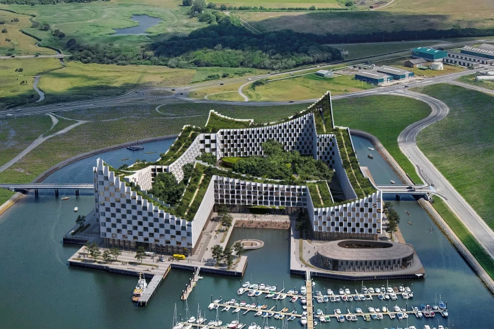 Education Esbjerg's overall form is designed to mitigate the local conditions, which include high winds and noise from a nearby shipyard